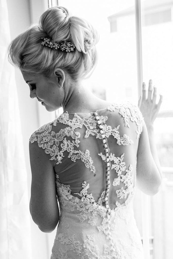 Extravagante Hochsteckfrisur für Hochzeit mit passendem Haarschmuck