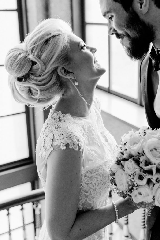 Glückliche Braut mit voluminöser Hochzeitsfrisur