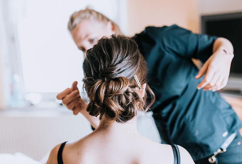 Mobiler Make-up Artist stylt Braut am Hochzeitstag