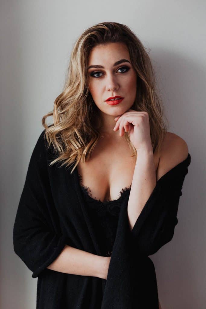 Selbstbewusste junge Frau mit intensivrotem Abend-Make-up