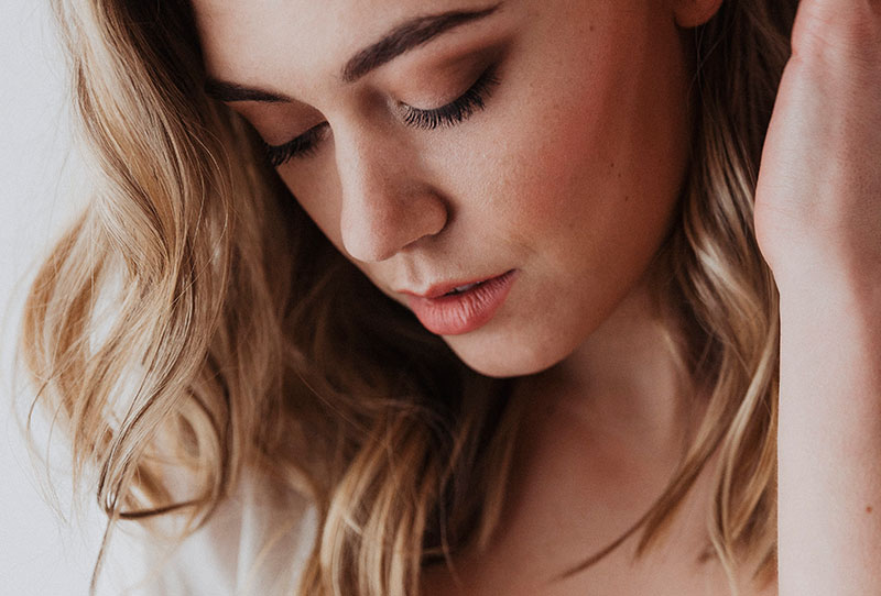 Braut bei Getting Ready und wunderschönem Brautmake-up