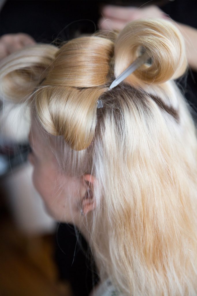 Haarvorbereitung für Hochsteckfrisur am Hochzeitstag