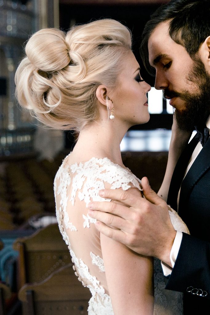 Braut mit perfekter Brautfrisur