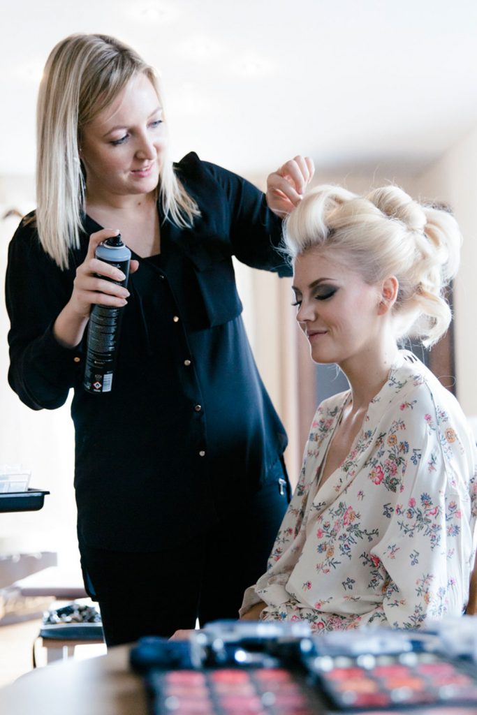 Haarstylistin beim Braut Hairstyling während Getting Ready