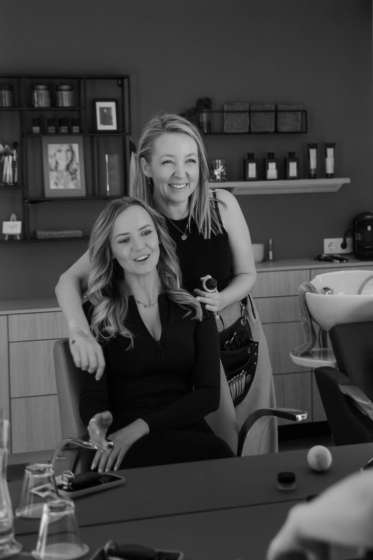 Persönlicher Moment zwischen Stylistin und Kundin – Vertrauen, Nähe und individuelle Schönheit.