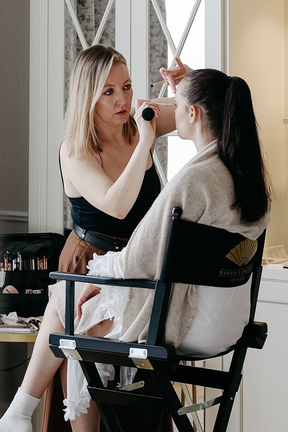 Ruhiger Moment beim Brautstyling – professionelle Begleitung mit Fokus auf Präsenz und Vertrauen.