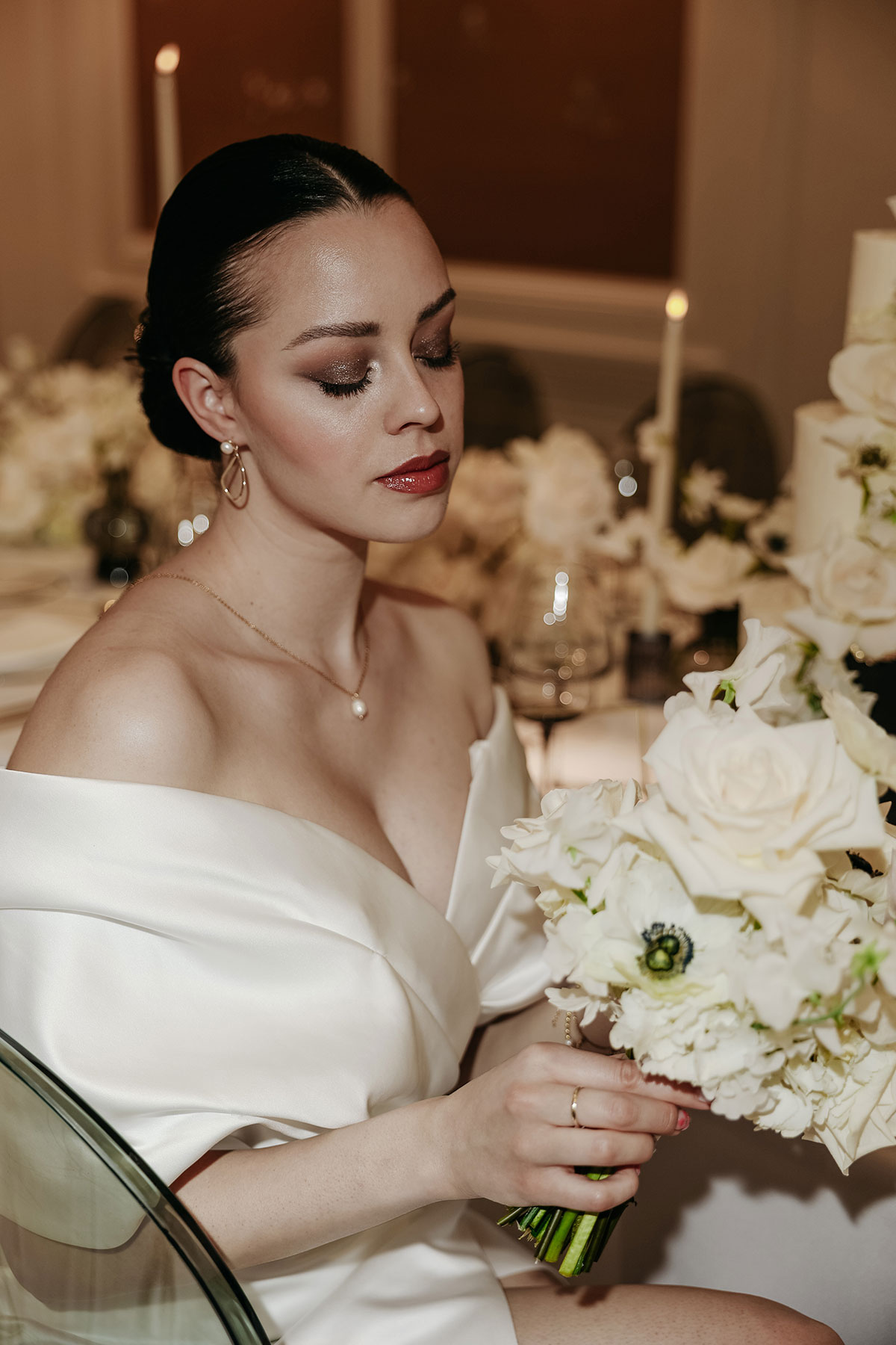 Editorial Brautlook mit klarer Linienführung, zeitloser Eleganz und natürlicher Hautwirkung.